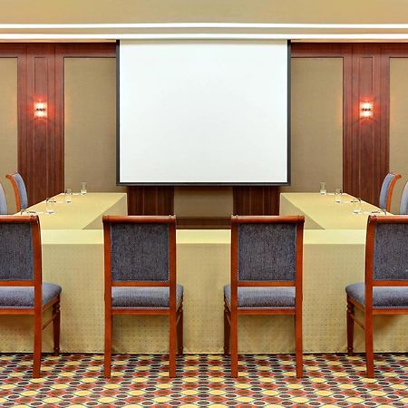 Sheraton Jeddah Hotel - Saudi Brothers Commercial Company Branch Екстер'єр фото A projection screen in a meeting room