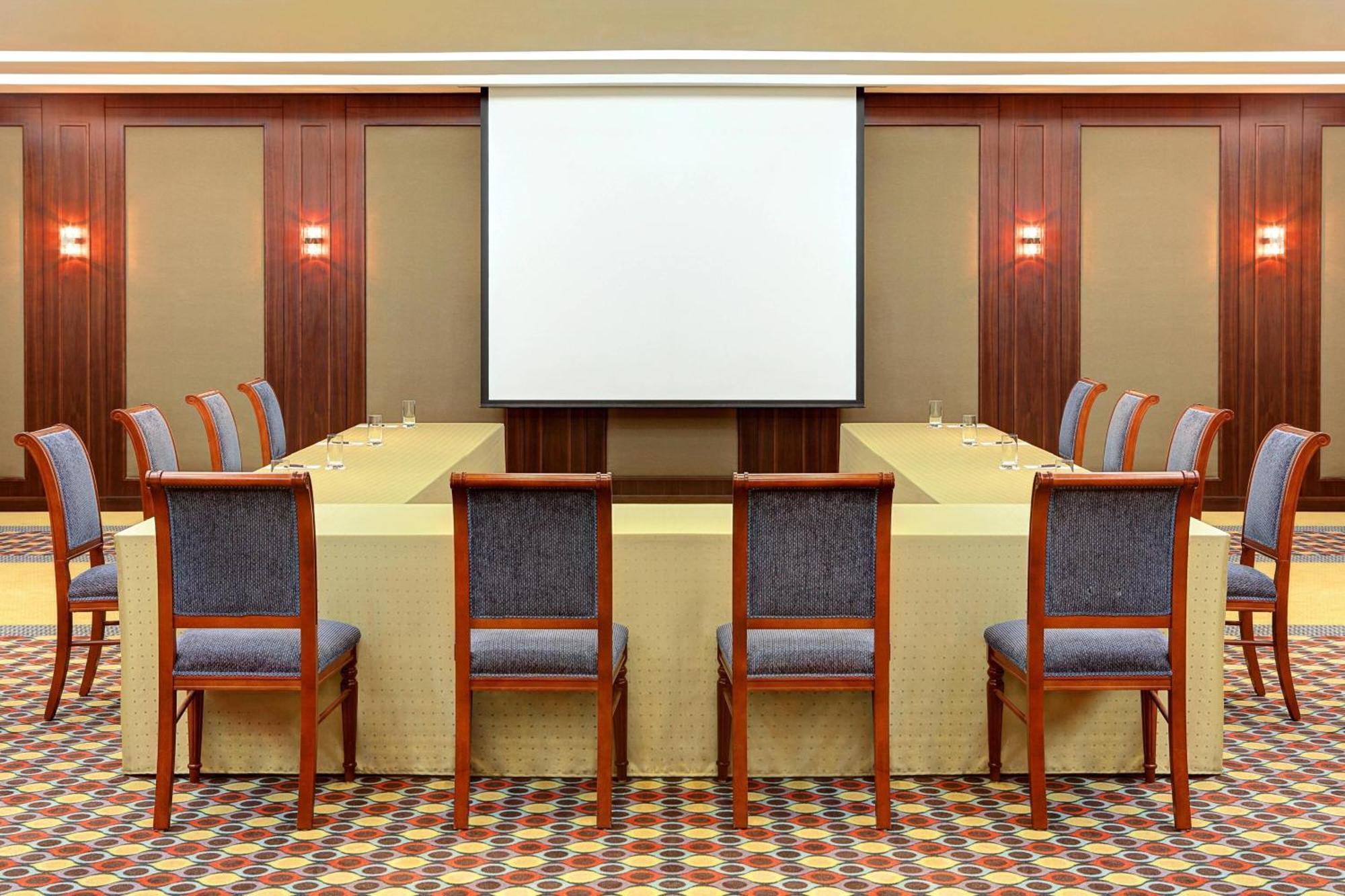 Sheraton Jeddah Hotel - Saudi Brothers Commercial Company Branch Екстер'єр фото A projection screen in a meeting room