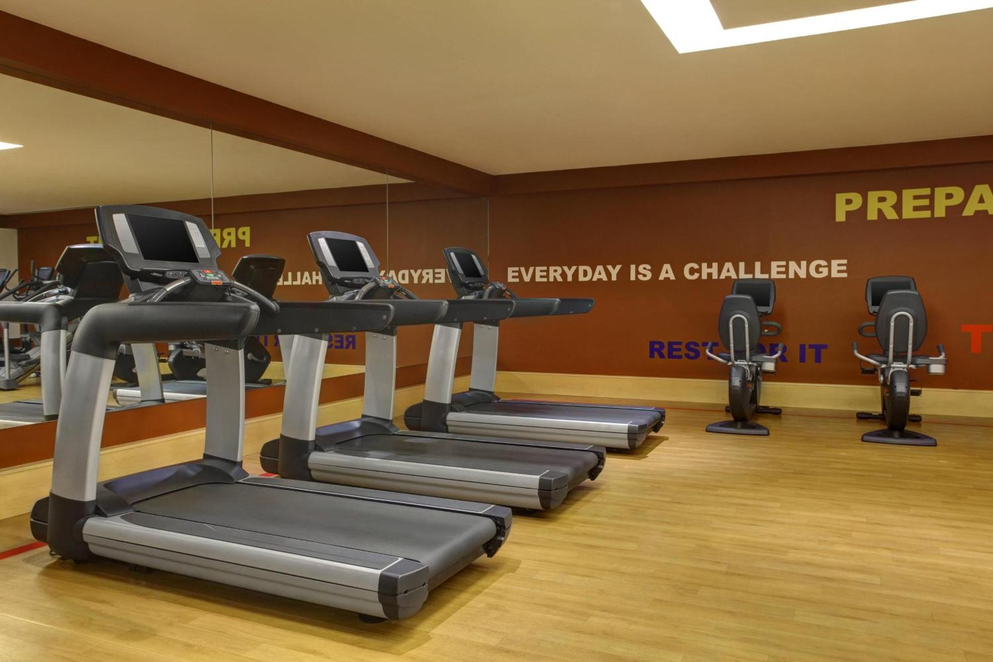 Sheraton Jeddah Hotel - Saudi Brothers Commercial Company Branch Екстер'єр фото The gym at the hotel