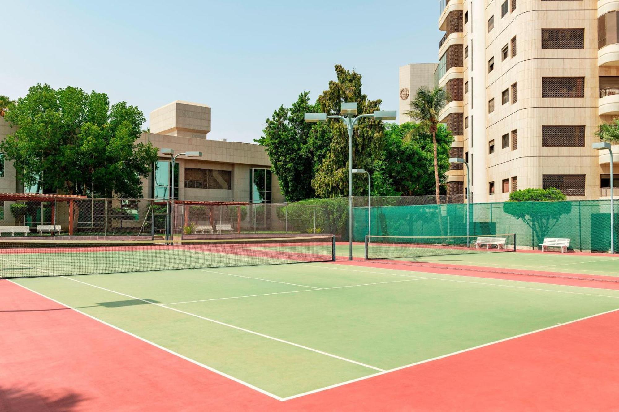 Sheraton Jeddah Hotel - Saudi Brothers Commercial Company Branch Екстер'єр фото Tennis courts at the American Club