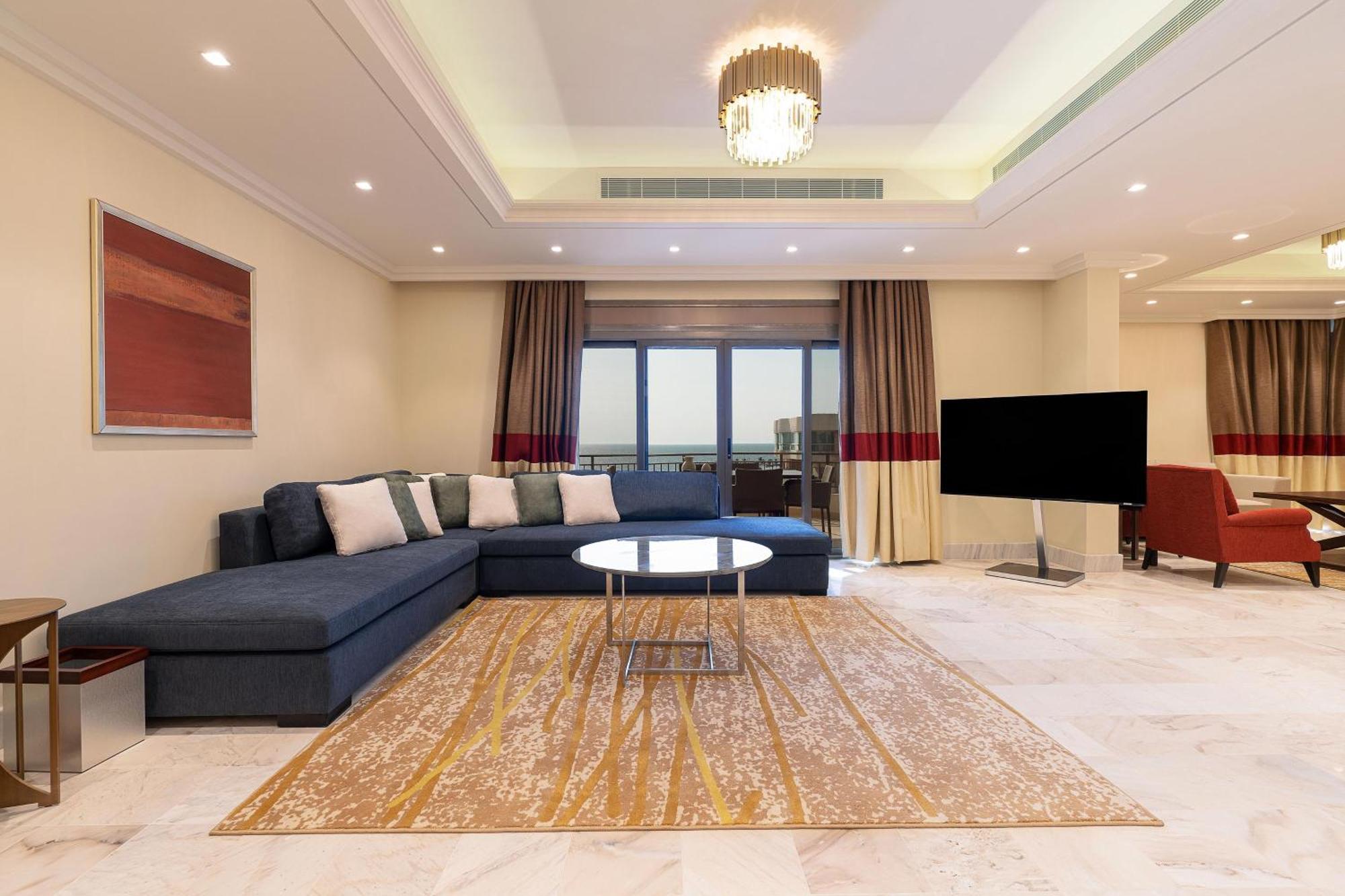 Sheraton Jeddah Hotel - Saudi Brothers Commercial Company Branch Екстер'єр фото A living room